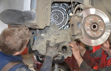 Установка коробки передач Ниссан Х-Трейл