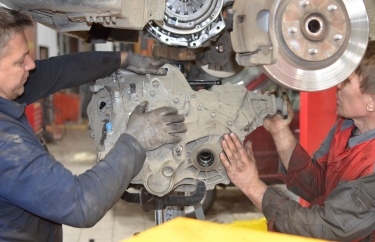 Установка коробки передач Ниссан Х-Трейл