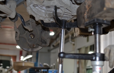 Съём коробки переключения передач Ниссан Х-Трейл