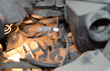 Разборка подкапотного пространства для доступа к трансмиссии Ниссан Х-Трейл