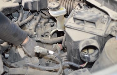 Разборка подкапотного пространства для доступа к трансмиссии Ниссан Х-Трейл