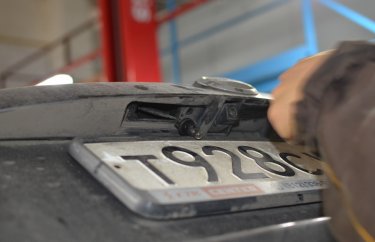 Замена лампочки подсветки номера Ниссан Жук