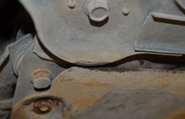 Причина металлического стука, неправильно закрепленная защита картера Ниссан Жук