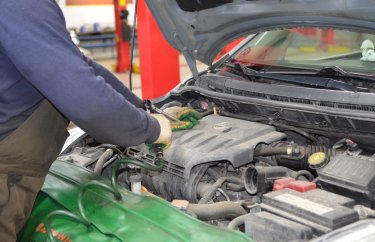 Снимаем коллектор для доступа к свечам зажигания Ниссан Тиида