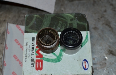 Старый и новый игольчатый подшипник крестовины Nissan Pathfinder