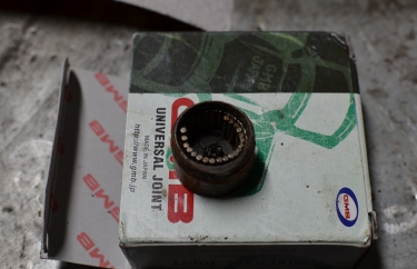 Старый игольчатый подшипник крестовины Nissan Pathfinder