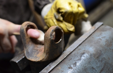 Зачистка посадочных мест подшипников крестовины от корозии