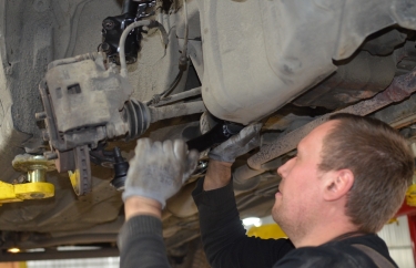 Установка переднего рычага Ниссан Альмера