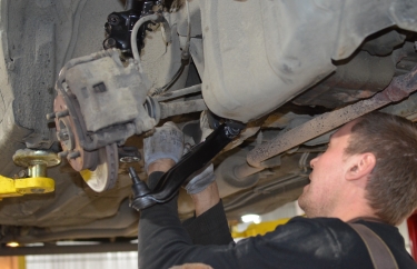 Установка переднего рычага Ниссан Альмера