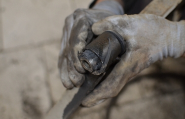 Сайлентблок переднего рычага Ниссан Альмера вырван.