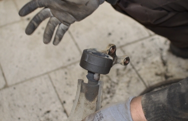 Сайлентблок переднего рычага Ниссан Альмера вырван.