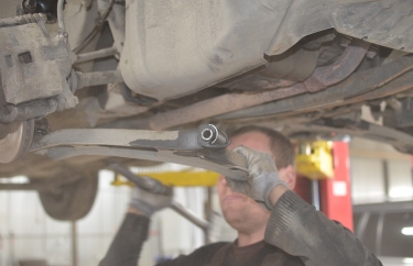 Съём старого рычага Ниссан Альмера