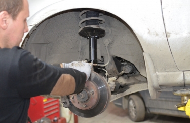 Замена амортизатора Ниссан Альмера