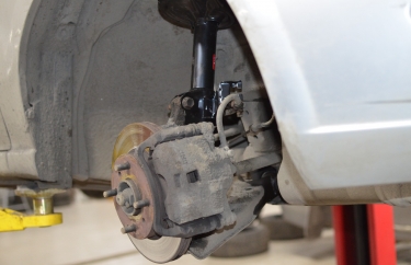 Замена амортизатора Ниссан Альмера