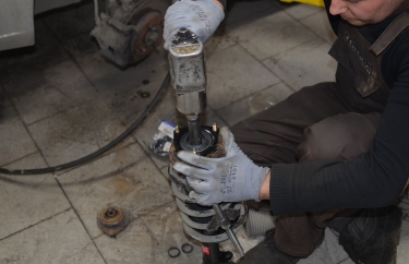 Замена амортизатора Ниссан Альмера