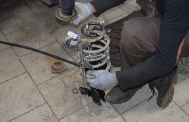 Замена амортизатора Ниссан Альмера