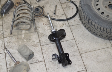 Новый амортизатор Ниссан Альмера