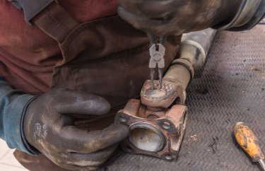 Снимаем стопорное кольцо крестовины карданного вала Ниссан Патфайндер