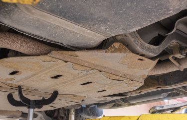 Снимаем защиту для доступа к карданному валу Ниссан Патфайндер