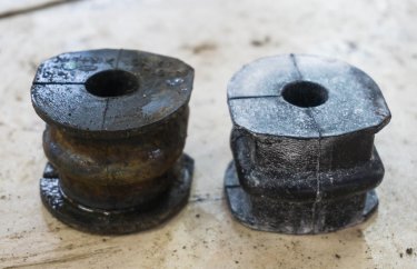 Новая и старая втулка стабилизатора