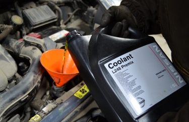 Залив оригинального антифриза Ниссан.