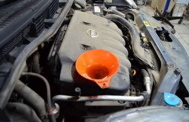 Чистое и свежее моторное масло.