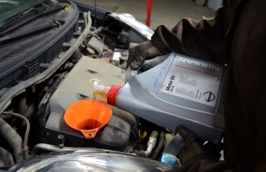 Залив оригинального масла Ниссан.