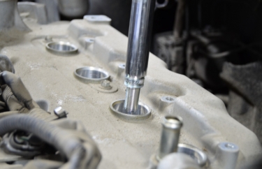 Закручиваем новые свечи зажигания.