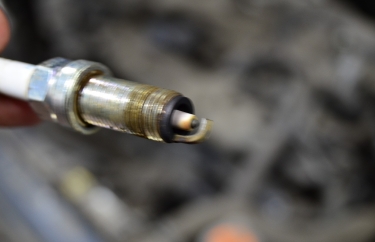 Старая свеча зажигания.