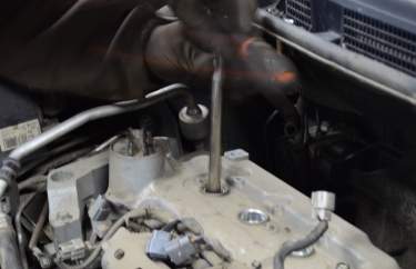 Извлечение свечей зажигания.