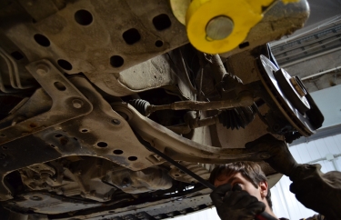 Снимаем рычаг.