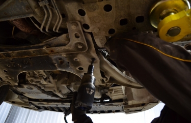 Откручиваем сайлентблок.