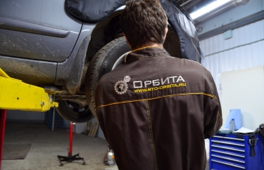 Съём колеса для доступа к рычагу и приводному ремню.