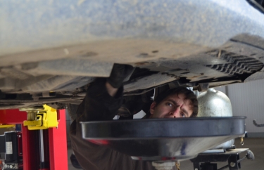 Аккуратно снимаем патрубок.