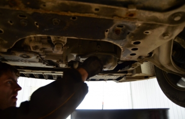 Слив моторного масла.