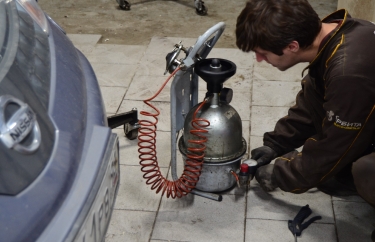 Проверка вакуумного насоса для замены тормозной жидкости.