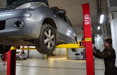 Наши подъёмники поднимут любой легковой автомобиль и микроавтобус